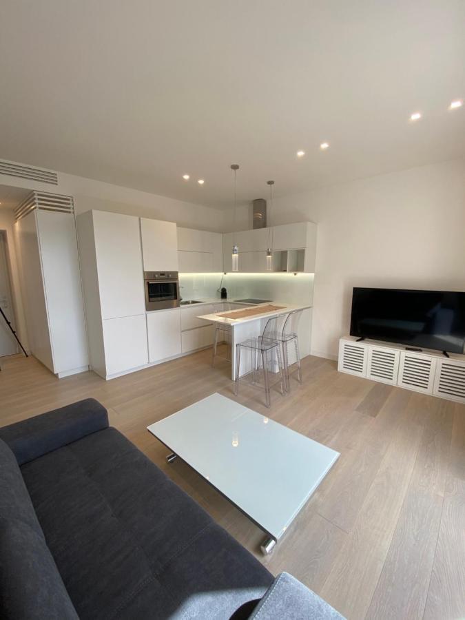 Luxury White House Apartment Rom