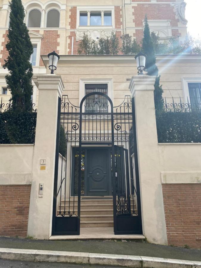 Luxury White House Apartment